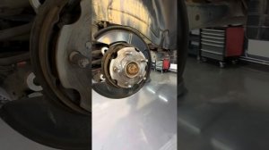 Тойота рав 4 на замену тормозных дисков и колодок в круг и регенерацию