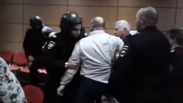 «Качки-активисты» устроили потасовку с полицией на встрече с главой Ростова смотреть онлайн