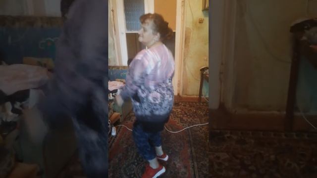 Танец поёт Александр Кварта, слова Воропаевой, музыка Тото Кутунью смотреть онлайн