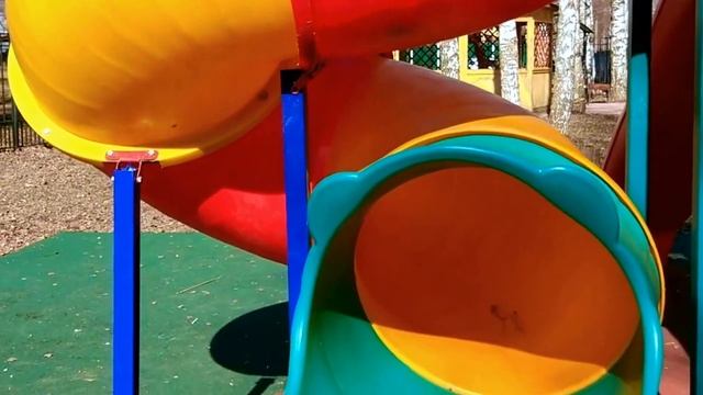 Горки, туннель и домик на дереве смотреть онлайн