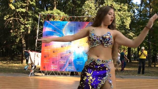 "Джамила", восточный танец, девушка в фиолетовом / "Jamila", eastern dance, young lady in violet смотреть онлайн