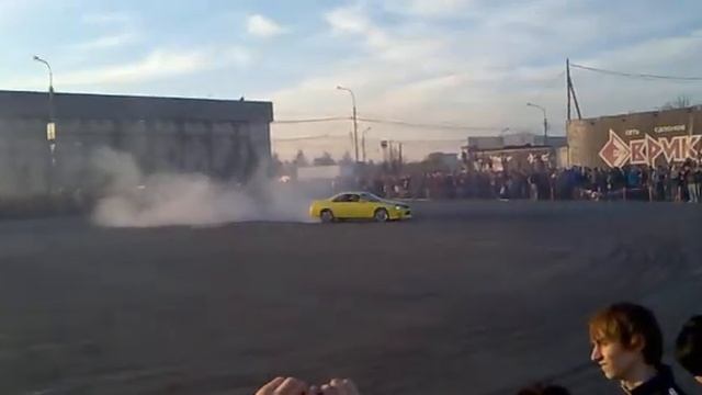 Дрифт на ТРЦ "Июнь", 27.04.2011г. смотреть онлайн