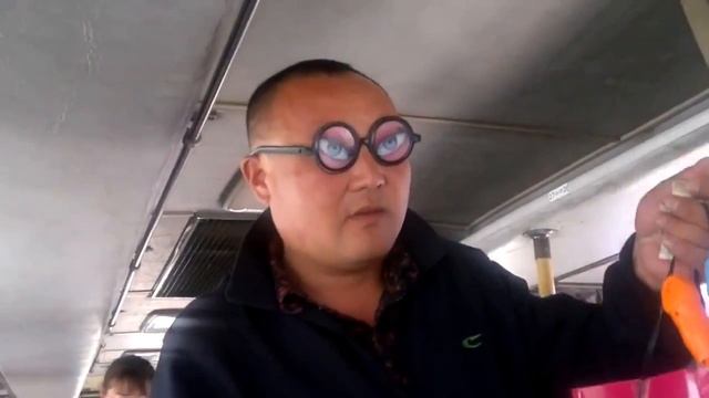 Очки ннада. Китаец торгует в автобусе. смотреть онлайн