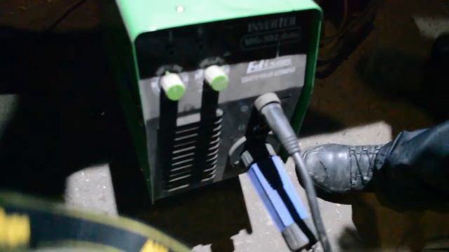 Работаем полуавтоматом Edison MIG 302 Duos Display смотреть онлайн