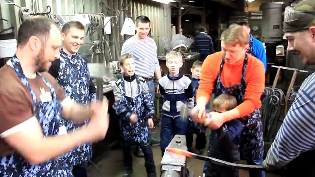В кузнице Тюмени Мастер класс по ковке для детей и взрослых смотреть онлайн