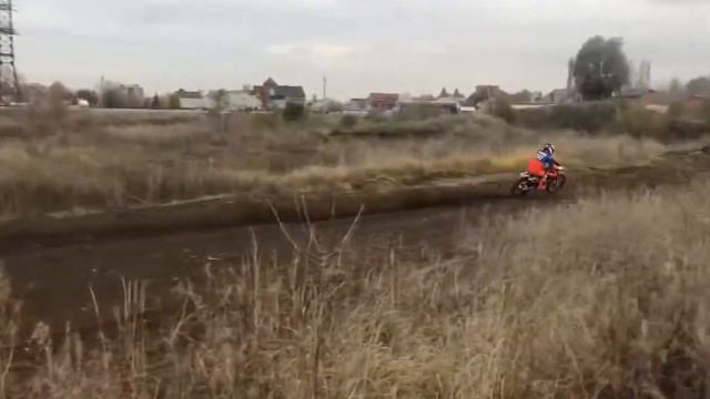 KENDA K770 - хорошая работа на влажном треке смотреть онлайн