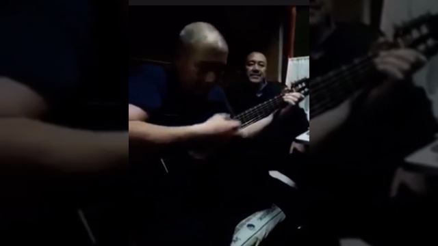 Mann Spielt Gitarre Und Singt Auf Russisch / Мужчина играет на гитаре и поет по-русски