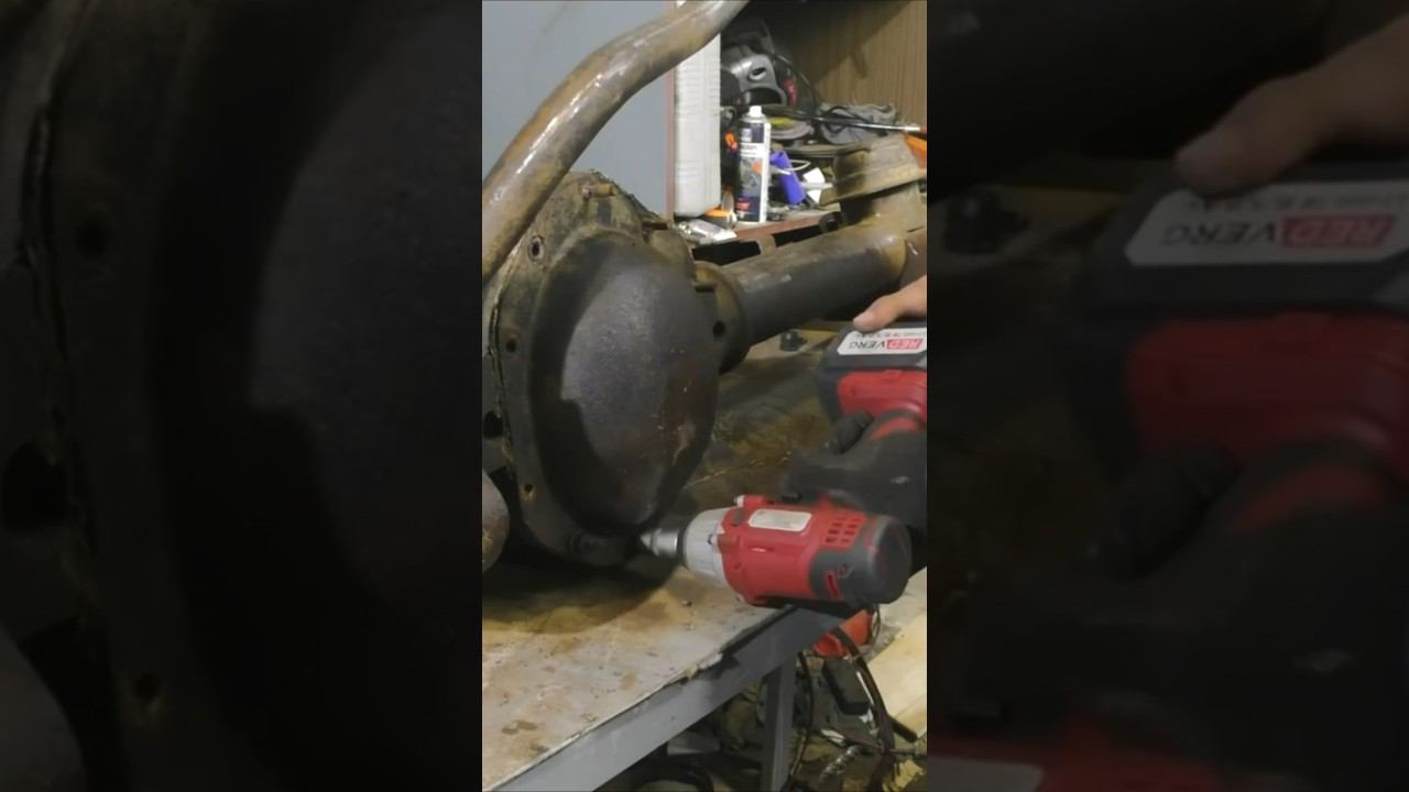 Разборка моста от УАЗа аккумуляторным гайковертом #redverg #гайковерт смотреть онлайн