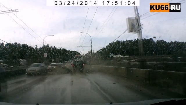 Водитель окатил пешеходов на Байновском мосту смотреть онлайн