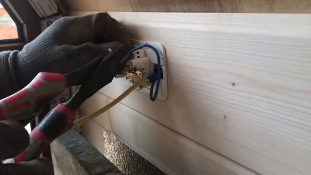 Установка наружной розетки крупным планом смотреть онлайн