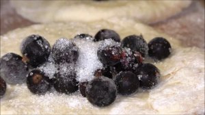 Пирожки с замороженной черной смородиной