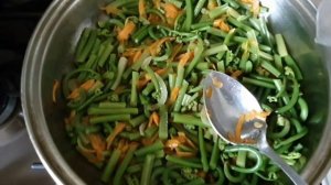 Жареный  папоротник  с соевым соусом.