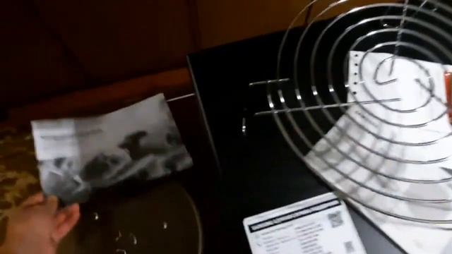 Распаковка — Микроволновая печь Samsung GE88SUG/BW смотреть онлайн