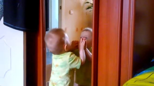 Малыш увидел свое отражение в зеркале смотреть онлайн