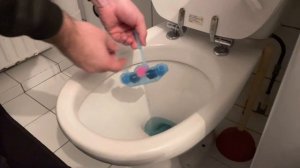 How to put correctly wc  toilet rim blocks (domestos bref mr muscle)