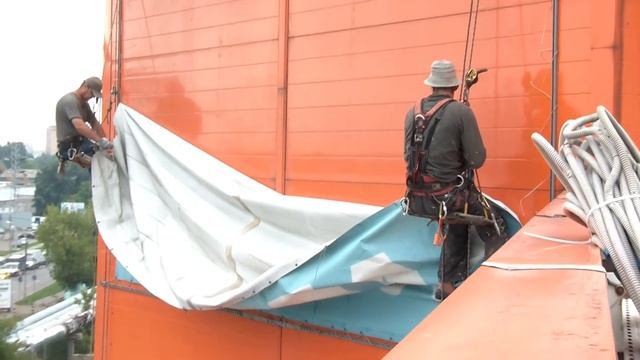 Демонтаж рекламного баннера