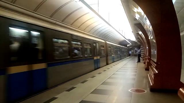 Русич 81-740 отправляется со станции метро Парк Победы смотреть онлайн