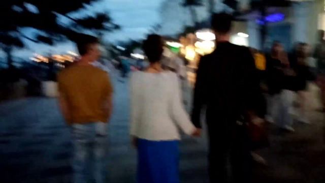 Ялта. Вечер. Гуляем. Море холодное. смотреть онлайн