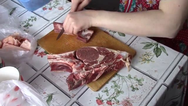 ВЛОГ КУПИЛИ ГОВЯДИНУ РАЗДЕЛЫВАЕМ/мясо говядина, вкусная говядина рецепты, какая говядина лучше смотреть онлайн