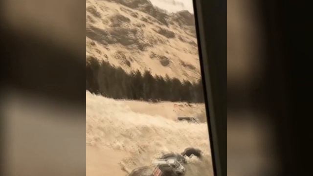 Сход лавины из жёлтого песчаного снега в Азау 24 марта 2018 смотреть онлайн