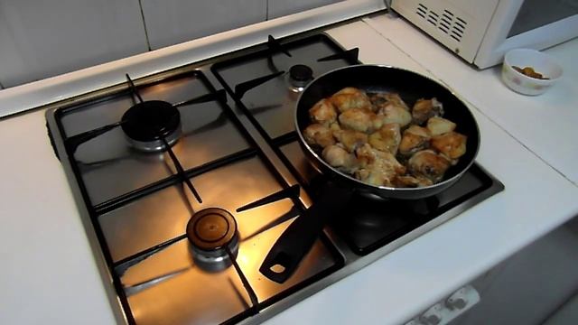 Курица в чесночном соусе (Pollo al ajillo) смотреть онлайн