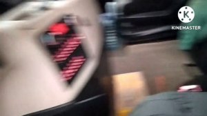 Поднимаем и опускаем ось полуприцепа.Рычагом стояночного тормоза.