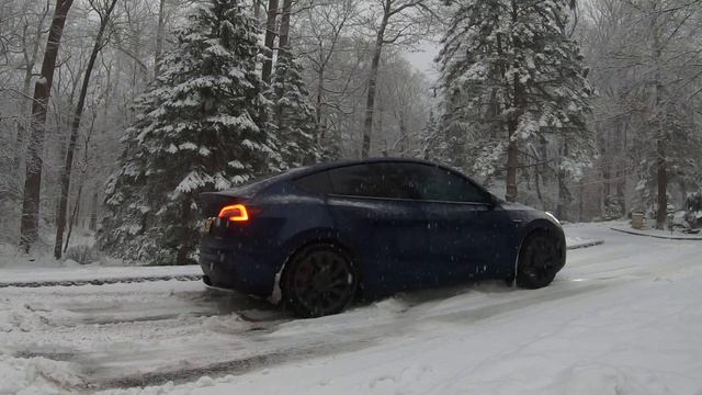 Tesla Shows Off Its IMPRESSIVE Snow Traction Control Skills смотреть онлайн