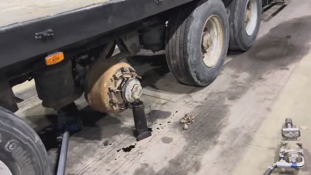 Чистим VIN номер , уборка в кабине , замена колёс на прицепе )))?