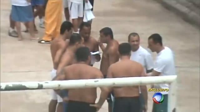 Domingo Espetacular revela rotina de um presídio de segurança máxima смотреть онлайн