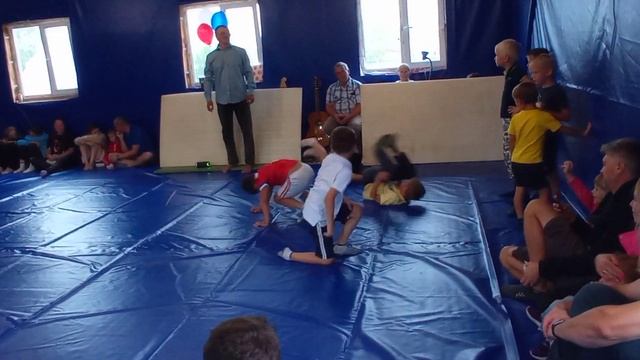 Кувырки юных самбистов