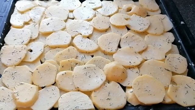 КАРТОФЕЛЬНАЯ ЗАПЕКАНКА С ФАРШЕМ И ГРИБАМИ. Просто и вкусно. смотреть онлайн