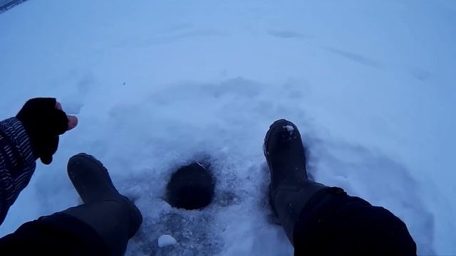 Зимняя рыбалка. Ловля берша зимой! Трудовая рыбалка) смотреть онлайн