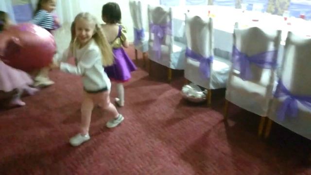 ВЛОГ Что подарить на День рождения подружке? Играем на детской площадке смотреть онлайн