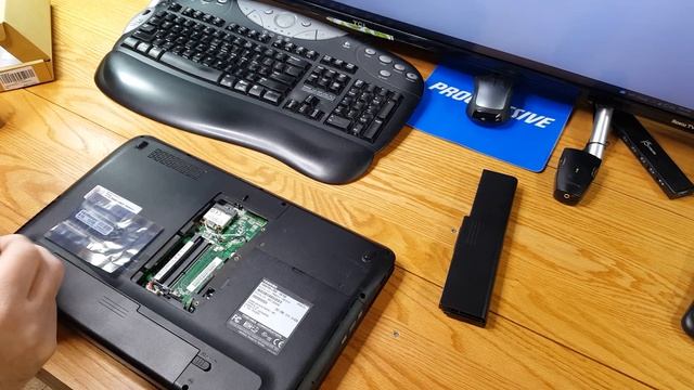 Toshiba Satellite L655 Rescue Series Part 2. New Battery and 8 GB DDR3 RAM upgrade with benchmarks смотреть онлайн