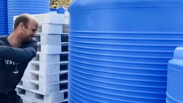 Емкости для воды. Магазин Элит бак. Эксперимент с кувалдой смотреть онлайн