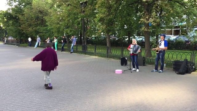 Зажигательный танец. Сокольники. Липовая аллея. смотреть онлайн