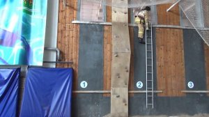 Подъём по штурмовой лестнице в 4-й этаж учебной башни