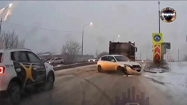 Дорожная интрижка самосвала с легковушкой: инцидент в Красноярске