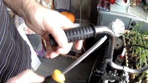 Как снять старые грипсы. Как надеть новые грипсы. Ставим ручки на велосипед