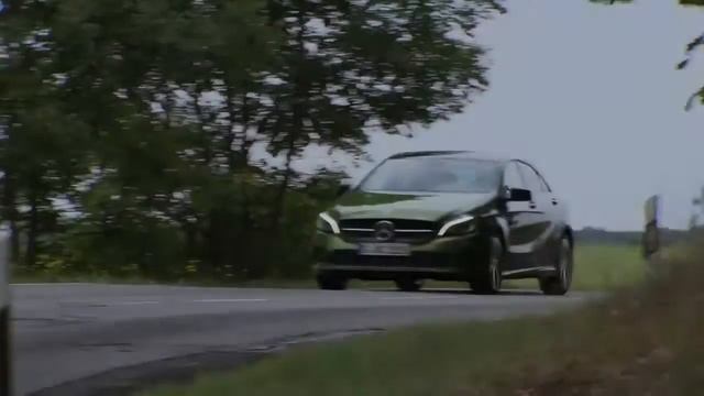 2016 Infiniti Q30 Premium vs 2016 Mercedes Benz A200 смотреть онлайн
