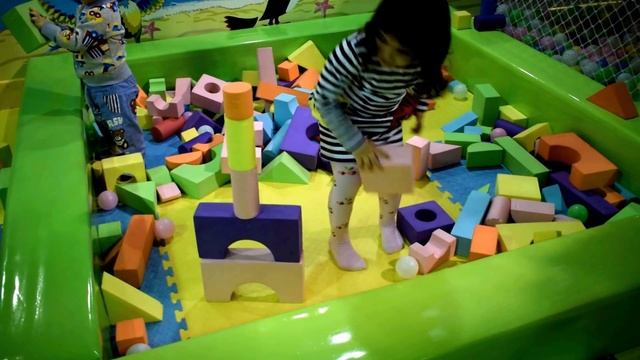 Milana shoW, играем на детской площадке, КАТАЕМСЯ с горки и много другого ИНТЕРЕСНОГО!!! смотреть онлайн