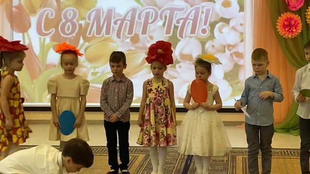Лиза на выступлении в Детском саду к 8 марта 2022 г. (Стихи) смотреть онлайн