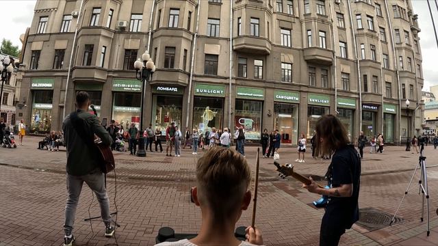 СКОЛЬКО ЗАРАБОТАЮТ УЛИЧНЫЕ МУЗЫКАНТЫ ЗА 2 ЧАСА В МОСКВЕ НА АРБАТЕ🔥 2 ЧАСТЬ❗️ смотреть онлайн