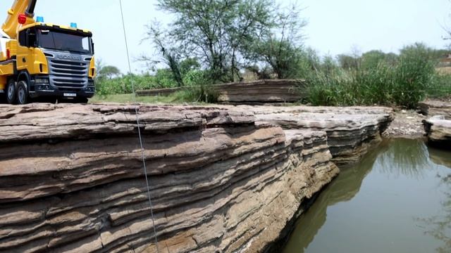 Грузовик на реке/ Машинки/ Игрушки смотреть онлайн