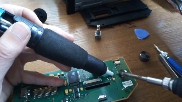 Ремонт автомагнитолы PROLOGY DVS-1450T. Замена энкодера регулятора громкости. смотреть онлайн