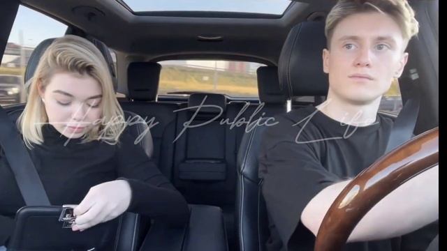 Public agent as a Taxi driver deal with beautiful passenger for taxi charge. смотреть онлайн