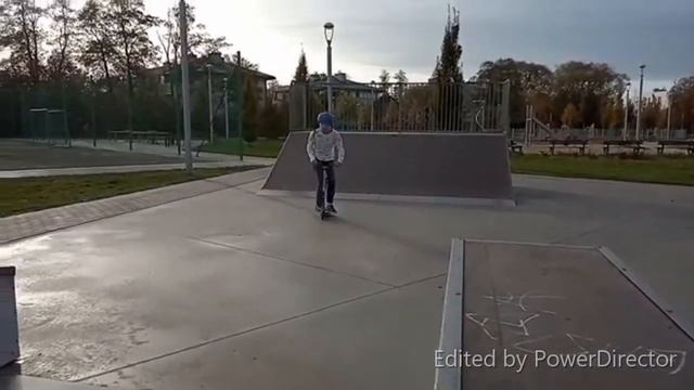 Первое #Видео! То, чему я научился в скейтпарке! Присутствуют не все #трюки! Катаю на #скуте! смотреть онлайн