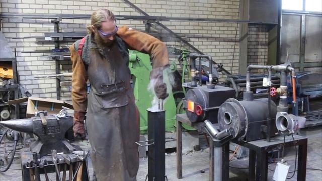 Forging a Messer form a semi truck leaf spring смотреть онлайн