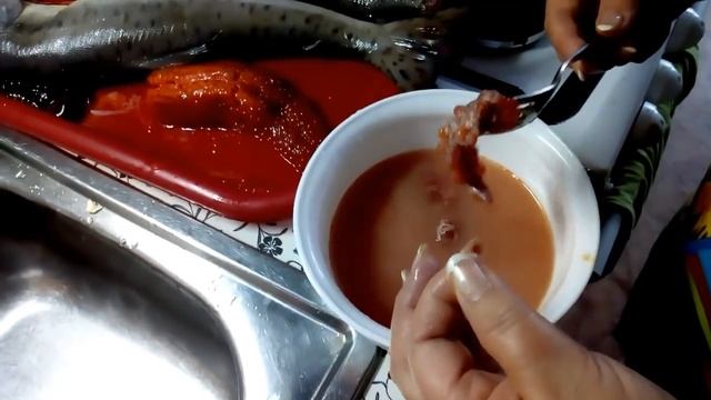 Купила горбушу с икрой .Солю икру .ОТДЕЛЯЮ ИКРУ ОТ ПЛЕНКИ . смотреть онлайн