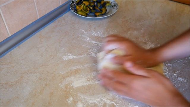 ДОМАШНЯЯ ВЫПЕЧКА дрожжевой ПИРОГ с ЯБЛОКАМИ и СЛИВАМИ рецепт ВКУСНОГО дрожжевого теста смотреть онлайн